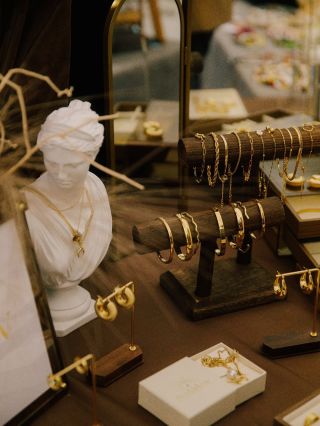 Neskutečně mnoho pozitivních zpráv na náš vyzdobený stánek 🤍🤎 Moc děkujeme, že se líbíme nejen šperky, ale i stylem, který...