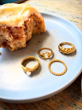 ✨ Sladké chvíle a zlaté detaily ✨ Protože někdy prostě potřebuješ skořicovou rolku a prstýnky, které rozzáří i obyčejné...